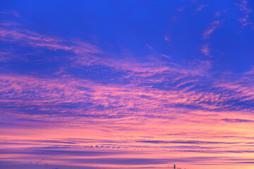 Photo dark sky with clouds blue red color