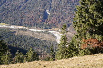 Fototapeta premium Herbststimmung im Isartal vom Hohen Grasberg bis Vorderriss