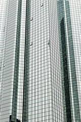 Unteransicht der Glasfassade eines modernen B&uuml;rogeb&auml;udes