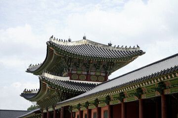 경복궁 문화재의 전통 건축물이 웅장하고 아름답습니다.