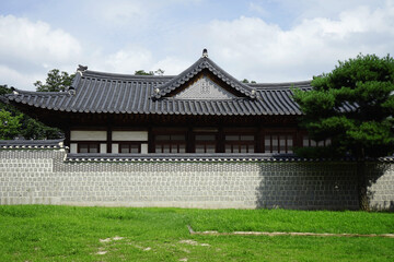 경복궁 문화재의 전통 건축물이 웅장하고 아름답습니다.