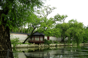 Obraz premium 경복궁 문화재의 전통 건축물이 웅장하고 아름답습니다.