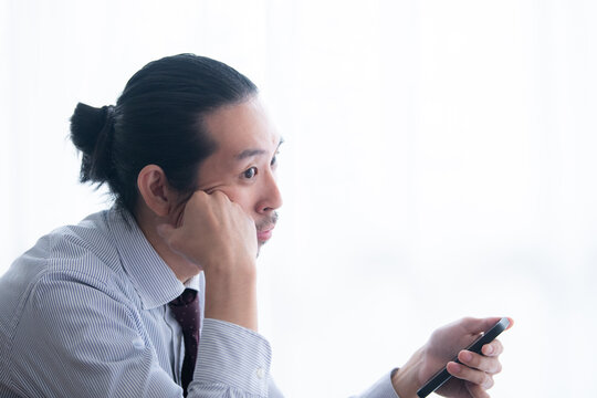 顎に手を当てる Images Browse 299 Stock Photos Vectors And Video Adobe Stock