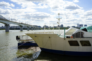 Naklejka premium 한강유원지에는 배가 있고 낚시하는 사람도 있습니다.