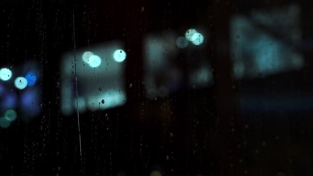窓にあたる雨の水滴 夜の街角  北海道札幌市