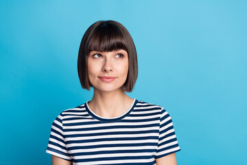 Obraz premium Photo of dreamy young happy woman look empty space good mood imagine isolated on blue color background