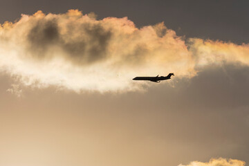 夕焼け、飛行機、雲