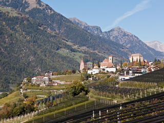 Obraz premium Panorama voin Schenna mit Mausoleum, Kirche und Burg (Vinschgau)