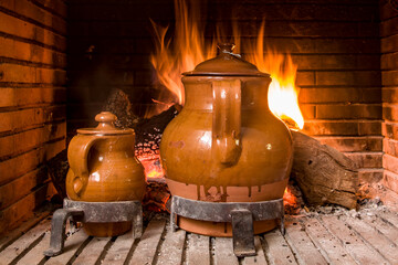 Guiso en fuego de leña, cocido en olla de barro, judías cocidas al fuego, cocinando en la chimenea
