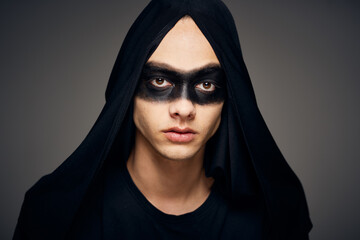 Naklejka premium a man in a black mask Halloween costume ghost dark background