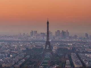 Fototapeta na wymiar 夕日に照らされたエッフェル塔。モンパルナスタワーより。France is Paris. View from the Montparnasse Tower. Eiffel Tower illuminated by the setting sun.