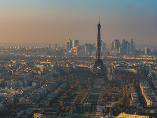 夕日に照らされたエッフェル塔。モンパルナスタワーより。France is Paris. View from the Montparnasse Tower. Eiffel Tower illuminated by the setting sun.
