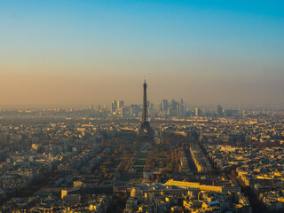 夕日に照らされたエッフェル塔。モンパルナスタワーより。France is Paris. View from the Montparnasse Tower. Eiffel Tower illuminated by the setting sun.