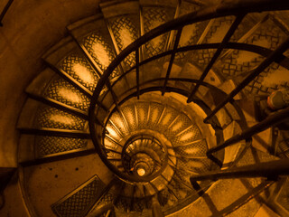 凱旋門の螺旋階段。The spiral staircase of the Arc de Triomphe.