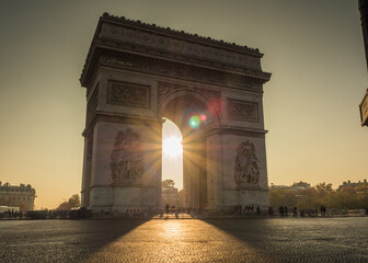 Fototapeta na wymiar 凱旋門からの日の出。Sunrise from the Arc de Triomphe. France in Paris.