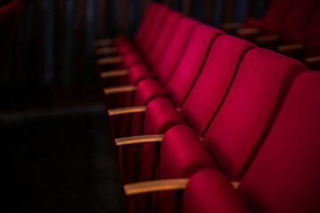 eine Reihe leerer, roter Kinositze, Theatersitze, Sitzgelegenheiten. Viel copy space für Text....