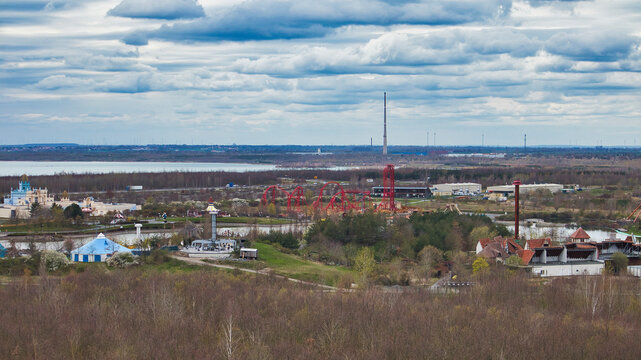Panoramablick von der Bistumsh&ouml;he auf den Freizeitpark Belantis und den Cospudener See im Leipziger Neuseenland, Zwenkau, Landkreis Leipzig, Sachsen, Deutschland