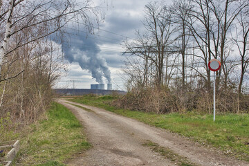 Wanderweg, Weg mit Blick auf das Kohlekraftwerk, Kraftwerk Lippendorf, Sachsen, Deutschland