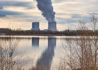 Kahnsdorfer See mit Kühlturm und Rauch des Kraftwerk Lippendorf, Kahnsdorf in Sachsen, Deutschland