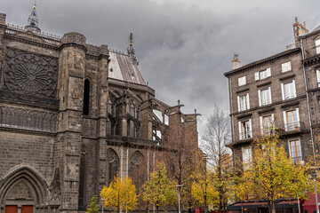 Fototapeta na wymiar Arrière de la cathédrale de Clermont-Ferrand