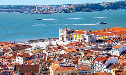Blick über die roten Dächer von Lissabon   Stadtviertel Alfama Altstadt den Praça do Comércio...
