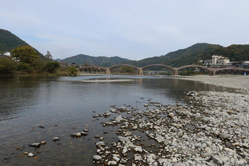 A bridge in Yamaguchi Prefecture in Japan 日本の山口県にある橋  : Kintai-kyo Bridge and Nisiki-gawa River in Iwakuni City 岩国市にある錦帯橋と錦川