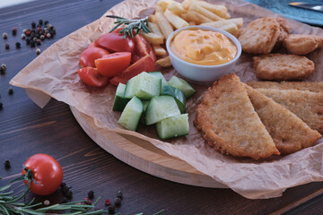 Fried cheese and chips with vegetables