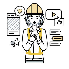 立ってスマートフォンでさまざまなSNSで楽しく交流する工事現場の女性