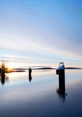 Obraz premium Beautiful sunrise over the lake Mälaren this tranquil winter morning in Sweden. Sky colors reflecting in the calm water.