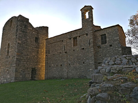 Castelo di Domofole o "castello della Regina" e cappella di Santa Maria Maddalena. Si trovano a Mello localit&agrave; Castello sulle Alpi Retiche, "Costiera dei Cech".