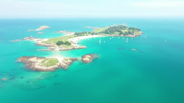 Vol dr&ocirc;ne au dessus de l'Archipel des Ebihens en Bretagne dans les c&ocirc;tes d'Armor.