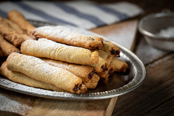 Rolls with nut filling made from shortcrust pastry, sprinkled with powdered sugar.
