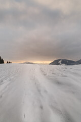 Fototapeta na wymiar Wandern in den Bergen im Winter