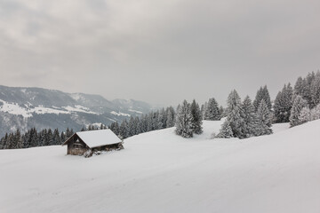 Hütte in der Berglandschaft im Winter