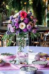 hermosa decoración de mesa con flores en una fiesta 