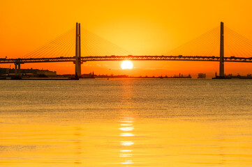 Fototapeta na wymiar 夜明けの横浜ベイブリッジと登る朝日