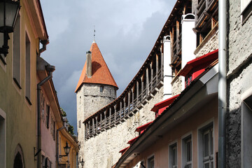Obraz premium Chemin de ronde dans la vieille ville de Tallinn / Estonie 