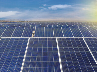 Parque Solar. Instalación de paneles solares en seguidores automáticos