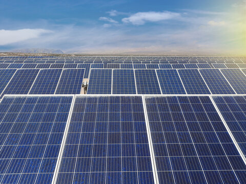 Parque Solar. Instalaci&oacute;n de paneles solares en seguidores autom&aacute;ticos