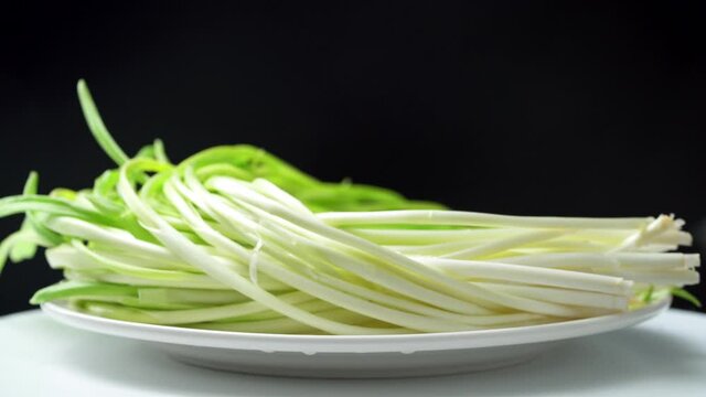Stir-fried shredded chicken with garlic sprouts, a common home cooking in China
