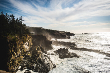 Fototapeta na wymiar Waves and cliffs of Shore Acres state park