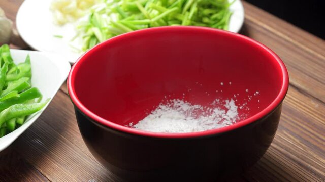 Stir-fried shredded chicken with garlic sprouts, a common home cooking in China