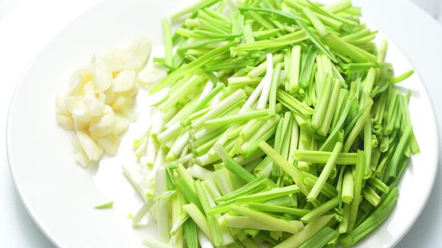Stir-fried shredded chicken with garlic sprouts, a common home cooking in China