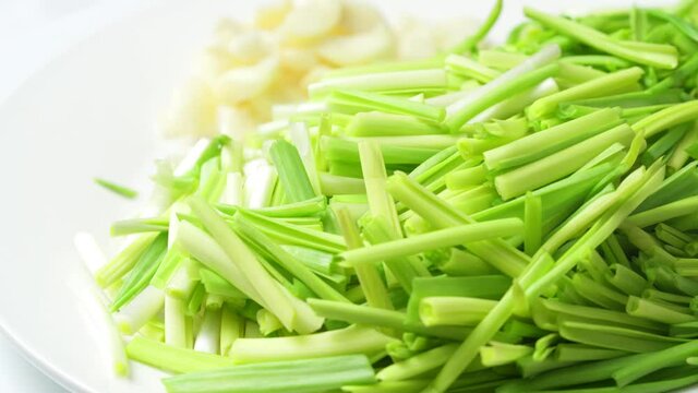 Stir-fried shredded chicken with garlic sprouts, a common home cooking in China