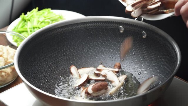 Stir-fried shredded chicken with garlic sprouts, a common home cooking in China