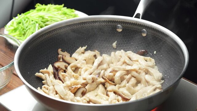 Stir-fried shredded chicken with garlic sprouts, a common home cooking in China