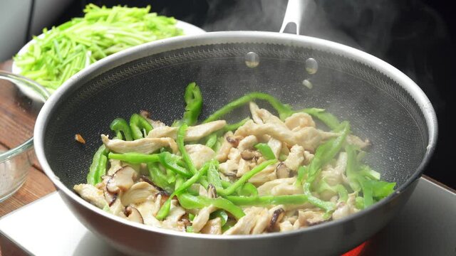 Stir-fried shredded chicken with garlic sprouts, a common home cooking in China