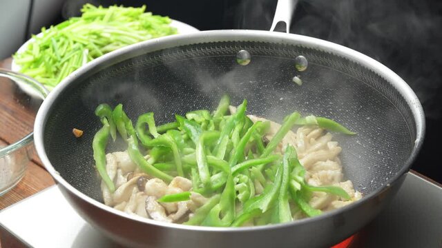 Stir-fried shredded chicken with garlic sprouts, a common home cooking in China