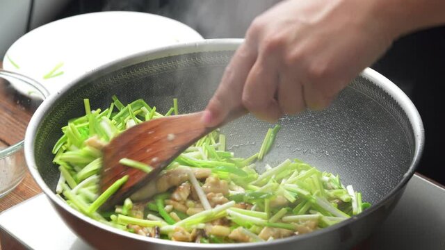 Stir-fried shredded chicken with garlic sprouts, a common home cooking in China