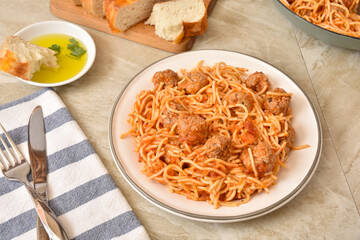 Spaghetti and meatballs with Italian bread